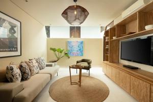 Villa Grasshopper - Three-Bedroom Pool  Villa with Cliff View