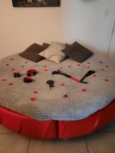 B&B / Chambres d'hotes La ptite adresse Love Room 150 M2 Piscine Interieure chauffe Privee & Spa Privee Parking Gratuit : photos des chambres