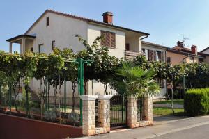 Apartments with a parking space Umag - 7109 
