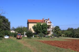 Apartments with a parking space Basanija, Umag - 7149