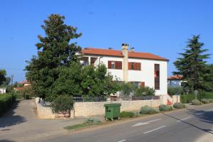 Apartments with a parking space Umag - 7125 