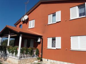 Apartments with a parking space Valica, Umag - 7122 