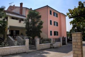 Apartments with a parking space Rovinj - 7113 