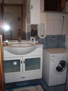 Family friendly apartments with a swimming pool Lindar, Central Istria - Sredisnja Istra - 7197