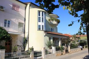 Apartments with a parking space Umag - 7147 