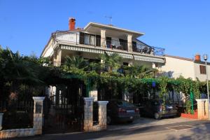 Apartments with a parking space Umag - 7094