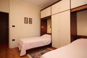 Apartments with a parking space Umag - 7147