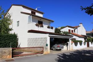 Apartments with a parking space Valbandon, Fazana - 7200 