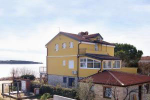 Family friendly seaside apartments Novigrad - 7118 