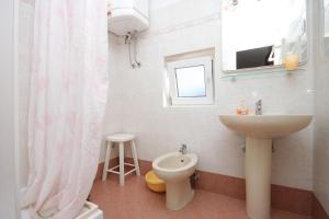 Apartments with a parking space Novigrad - 7121