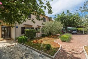 Apartments with a parking space Kukci, Porec - 7166 