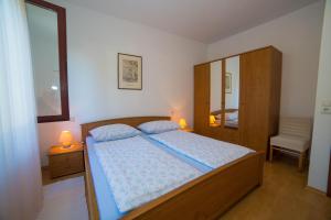 Apartments with parking space Porec - 6984