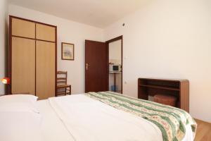 Apartments with parking space Porec - 7042