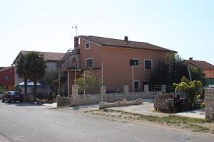 Apartments with a parking space Novigrad - 7135 