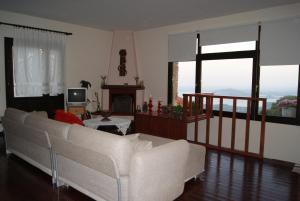 Two-Room Suite with Lake View and Fireplace (2-4 adults)
