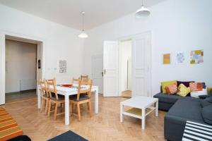 Bright, Spacious Apartment in the Historic Centre