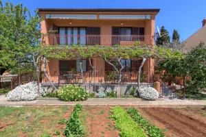 Apartments with a parking space Fazana - 7237 