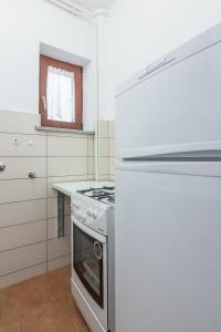 Apartments with a parking space Fazana - 7237