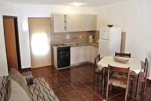 Apartments with a parking space Fazana - 7261