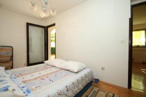 Apartments with a parking space Fazana - 7261