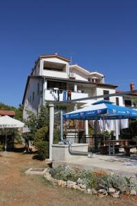 Apartments with a parking space Pula - 7203