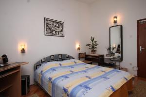 Apartments with a parking space Fazana - 7236