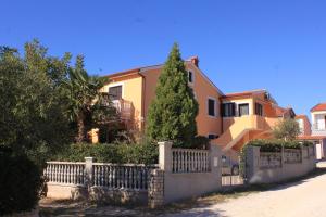 Apartments with a parking space Fazana - 7282