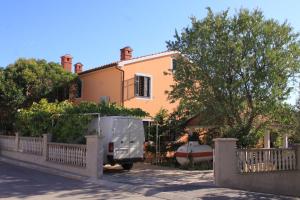 Apartments with a parking space Fazana - 7282 