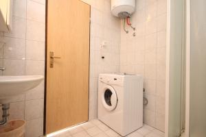 Apartments with a parking space Fazana - 7282