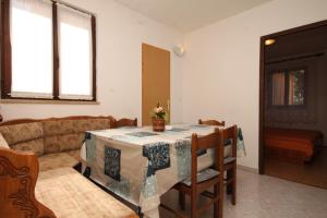 Apartments with a parking space Fazana - 7282