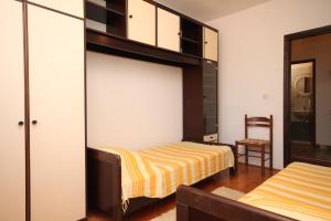 Apartments with a parking space Fazana - 7281