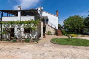 Family friendly apartments with a swimming pool Sisan, Medulin - 7243