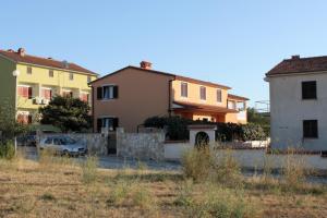 Apartments with a parking space Peroj, Fazana - 7254