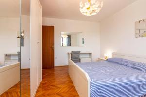 Family friendly apartments with a swimming pool Sisan, Medulin - 7243