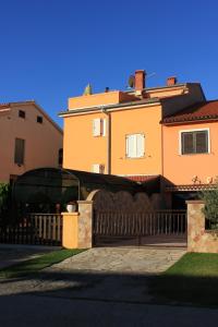 Apartments with a parking space Banjole, Pula - 7242