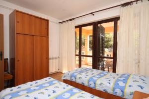 Apartments with a parking space Fazana - 7282