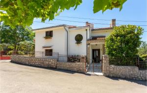 1 Bedroom Cozy Apartment In Omisalj