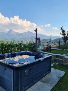 DA ERCOLE casa vacanze di lusso con giardino, piscina e idromassaggio.