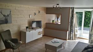 Appartements Besse Roc de Combes Classe 3 etoiles, Local Velos, 900m Bourg : Maison 2 Chambres