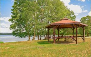 Cozy Apartment In Dominikowo With Wifi