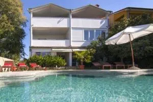 Apartments with a swimming pool Valbandon, Fazana - 7351 - Fondole