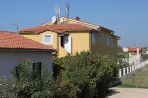 Apartments with a parking space Fazana - 7396 