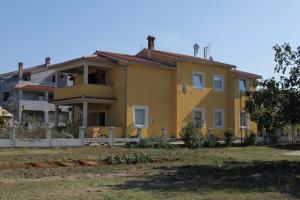 Apartments with a parking space Fazana - 7396 