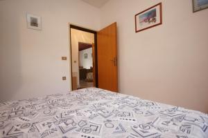 Apartments with a parking space Basanija, Umag - 7334