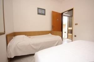 Apartments with a parking space Basanija, Umag - 7334