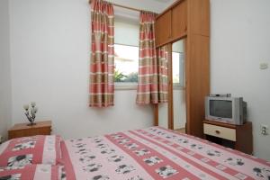 Apartments with a parking space Fazana - 7396