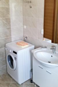 Apartments with parking space Valbandon, Fazana - 7305