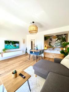 Best Butler Jungle Suite - Central - Netflix - Big Box
