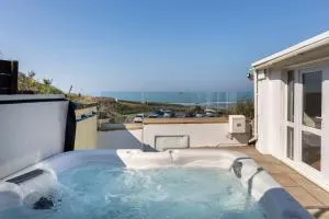 Luxury Family Beachside Home inc Hot Tub & Parking - Broad Haven