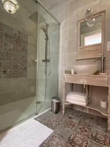 B&B / Chambres d'hotes Chateau d'Argentonesse : Chambre Lit Queen-Size - Vue sur Piscine